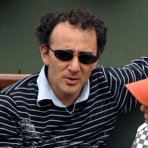 L'humoriste concède qu'il n'acceptait pas la différence de son enfant.Elie Semoun et son fils assistent au troisième tour des Internationaux de France de tennis à Roland Garros à Paris, France, le 31 mai 2008. Photo par Giancarlo Gorassini/ABACAPRESS.COM