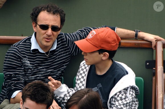 L'humoriste concède qu'il n'acceptait pas la différence de son enfant.Elie Semoun et son fils assistent au troisième tour des Internationaux de France de tennis à Roland Garros à Paris, France, le 31 mai 2008. Photo par Giancarlo Gorassini/ABACAPRESS.COM