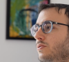 Antoine Semoun est un artiste peintre diagnostiqué autiste Asperger...
Antoine Semoun, le fils d'Elie Semoun est un artiste peintre.©Instagram, capture issue d'une vidéo réalisée par #timelessthefilmmaker