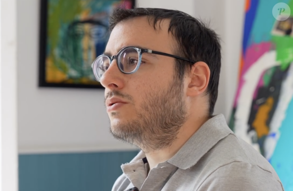 Antoine Semoun est un artiste peintre diagnostiqué autiste Asperger...
Antoine Semoun, le fils d'Elie Semoun est un artiste peintre.©Instagram, capture issue d'une vidéo réalisée par #timelessthefilmmaker