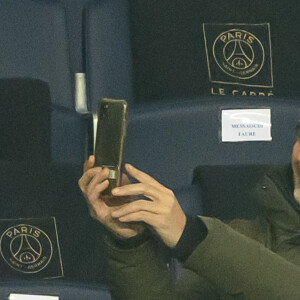 Elie Semoun assiste au match de huitième de finale de l'UEFA Champions League entre le Paris Saint-Germain et le FC Bayern Munich au Parc des Princes le 14 février 2023 à Paris, France. Photo par Laurent Zabulon/ABACAPRESS.COM