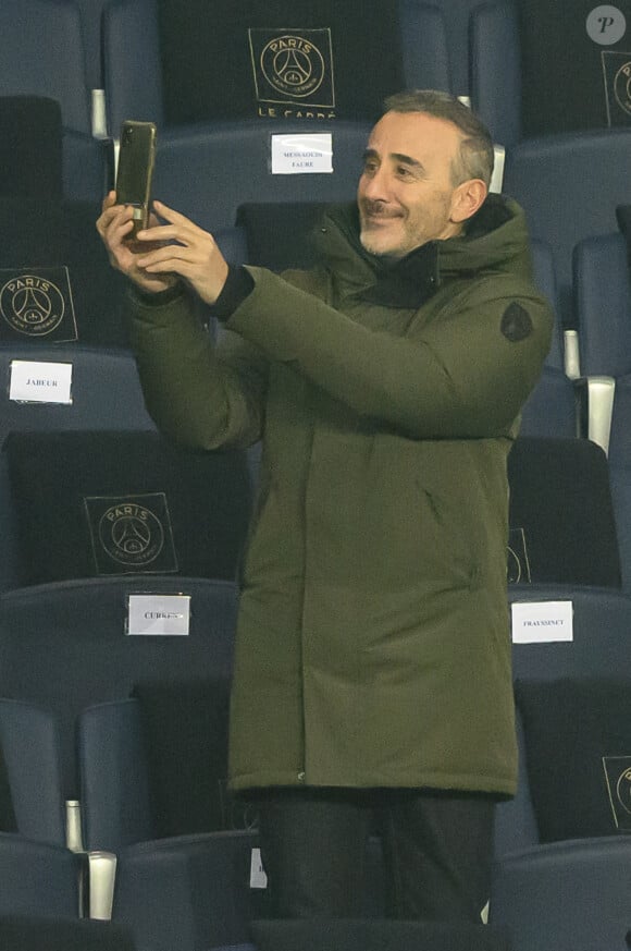 Elie Semoun assiste au match de huitième de finale de l'UEFA Champions League entre le Paris Saint-Germain et le FC Bayern Munich au Parc des Princes le 14 février 2023 à Paris, France. Photo par Laurent Zabulon/ABACAPRESS.COM