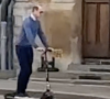 La trottinette ! Un engin qu'il utilise pour se déplacer au château de Windor.Capture de la vidéo publié sur Tiktok montrant le prince William en trottinette dans l'enceinte du château de Windsor.