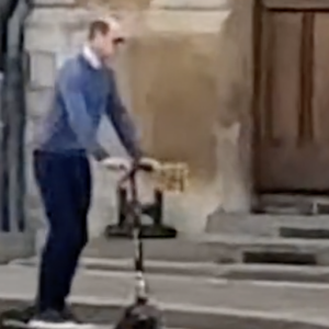 La trottinette ! Un engin qu'il utilise pour se déplacer au château de Windor.Capture de la vidéo publié sur Tiktok montrant le prince William en trottinette dans l'enceinte du château de Windsor.