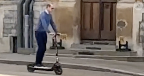 La trottinette ! Un engin qu'il utilise pour se déplacer au château de Windor.Capture de la vidéo publié sur Tiktok montrant le prince William en trottinette dans l'enceinte du château de Windsor.