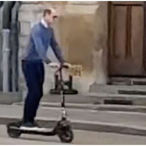 La trottinette ! Un engin qu'il utilise pour se déplacer au château de Windor.Capture de la vidéo publié sur Tiktok montrant le prince William en trottinette dans l'enceinte du château de Windsor.