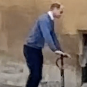 Il l'a achetée il y a un an, notamment pour aller d'Adelaïde Cottage, sa propriété avec Kate, jusqu'au château.Capture de la vidéo publié sur Tiktok montrant le prince William en trottinette dans l'enceinte du château de Windsor.