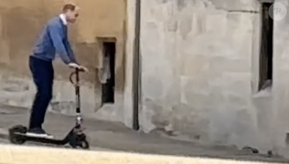 Il l'a achetée il y a un an, notamment pour aller d'Adelaïde Cottage, sa propriété avec Kate, jusqu'au château.Capture de la vidéo publié sur Tiktok montrant le prince William en trottinette dans l'enceinte du château de Windsor.