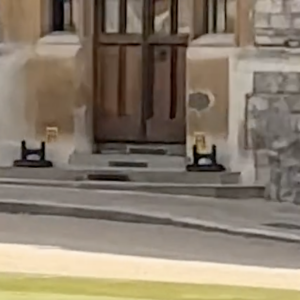 Capture de la vidéo publié sur Tiktok montrant le prince William en trottinette dans l'enceinte du château de Windsor.