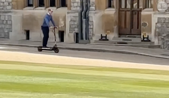 Capture de la vidéo publié sur Tiktok montrant le prince William en trottinette dans l'enceinte du château de Windsor.