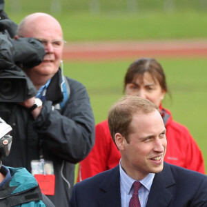 ...tenter de monter sur un étrange véloLe Prince William et Miss Catherine Middleton font leur dernier engagement public avant leur mariage plus tard ce mois-ci. Vendredi 29 avril 2011.