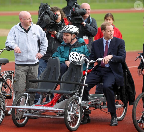 ...tenter de monter sur un étrange véloLe Prince William et Miss Catherine Middleton font leur dernier engagement public avant leur mariage plus tard ce mois-ci. Vendredi 29 avril 2011.