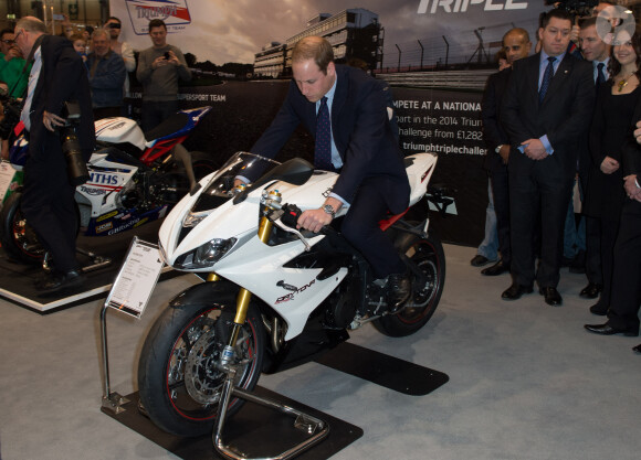 Le prince William, duc de Cambridge, assis sur une moto lors d'une visite au Motorcycle Live au National Exhibition Centre de Birmingham, au Royaume-Uni, le 30 novembre 2013. Photo par Anwar Hussein/PA Photos/ABACAPRESS.COM