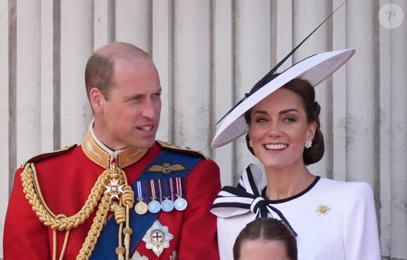 Le mari de Kate vient de prouver qu'il maniait aussi très bien un autre véhicule... Le prince et la princesse de Galles sur le balcon du palais de Buckingham, à Londres, pour assister au défilé aérien qui suit la cérémonie du drapeau dans le centre de Londres, alors que le roi Charles célèbre son anniversaire officiel. Date de la photo : samedi 15 juin 2024. Photo par Gareth Fuller/PA Wire/ABACAPRESS.COM