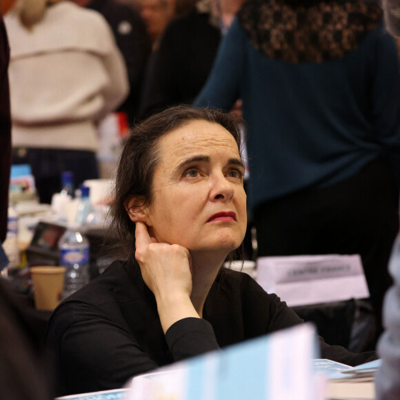 En effet, il est "presque vide"...
Amélie Nothomb lors de la 41ème Foire du Livre de Brive dans La Halle Brassens, à Brive-la-Gaillarde, France, le 10 novembre 2023. © Jean-Marc Lhomer/Bestimage