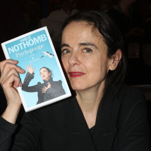 Avec simplement au milieu du salon un "canapé rose", où elle écrit.
Amélie Nothomb lors de la 41ème Foire du Livre de Brive dans La Halle Brassens, à Brive-la-Gaillarde, France, le 10 novembre 2023. © Jean-Marc Lhomer/Bestimage