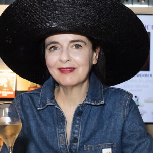 Où elle "se fiche de la décoration".
Amélie Nothomb Festival du Livre de Paris 2022 au Grand Palais éphémère - Paris le 23/04/2022 - © Jack Tribeca / Bestimage