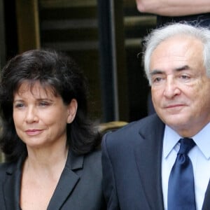 Dominique Strauss-Kahn, l'ancien directeur du Fonds monétaire international, accompagné de sa femme de l'époque Anne Sinclair, quitte le tribunal pénal de Manhattan le 6 juin 2011 à New York City, NY, USA. Dominique Strauss-Kahn a plaidé non coupable des accusations portées contre lui à la suite de l'incident survenu le mois dernier, au cours duquel il aurait agressé sexuellement une employée d'hôtel. Photo : Monika Graff/UPI/ABACAPRESS.COM