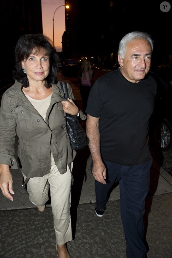 Mais à leur retour en France quatre mois après les faits survenus au Sofitel de New York, une autre affaire attendait DSK.Dominique Strauss-Kahn et Anne Sinclair quittent leur résidence temporaire de TriBeCa et se promènent avant de sauter dans un taxi et de se rendre à Chinatown pour dîner, à New York City, NY, USA, le 25 août 2011. Photo par ABACAPRESS.COM