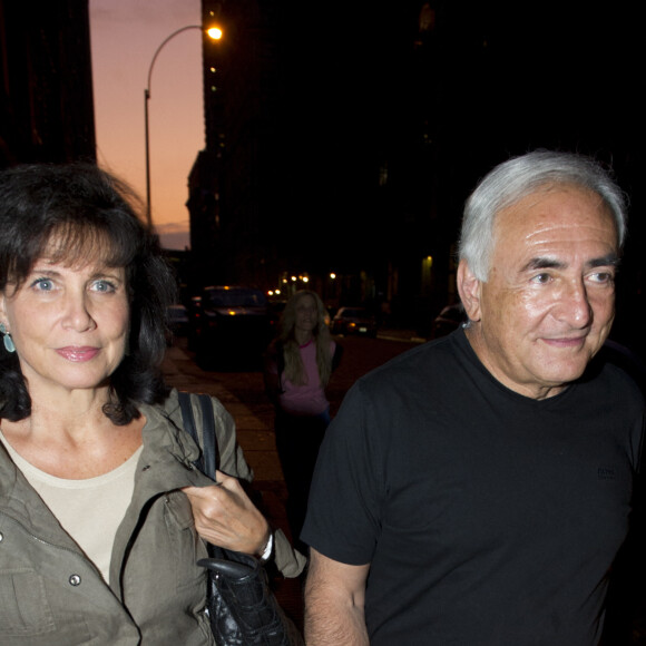 Mais à leur retour en France quatre mois après les faits survenus au Sofitel de New York, une autre affaire attendait DSK.Dominique Strauss-Kahn et Anne Sinclair quittent leur résidence temporaire de TriBeCa et se promènent avant de sauter dans un taxi et de se rendre à Chinatown pour dîner, à New York City, NY, USA, le 25 août 2011. Photo par ABACAPRESS.COM