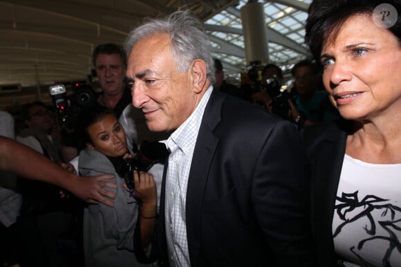 Dominique Strauss-Kahn et son épouse de l'époque Anne Sinclair arrivent à l'aéroport international John F. Kennedy de New York, NY, USA, le 3 septembre 2011, pour prendre un vol de retour vers Paris, quelques jours après l'abandon des charges d'agression sexuelle contre Nafissatou Diallo. Photo par Charles Guerin/ABACAPRES.COM