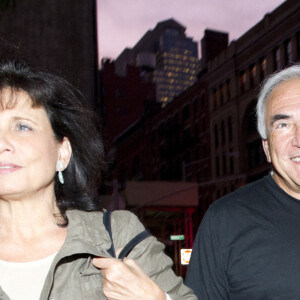 Dominique Strauss-Kahn et Anne Sinclair quittent leur résidence temporaire de TriBeCa et se promènent avant de sauter dans un taxi et de se rendre à Chinatown pour dîner, à New York City, NY, USA, le 25 août 2011. Photo par ABACAPRESS.COM