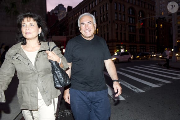 Dominique Strauss-Kahn et Anne Sinclair quittent leur résidence temporaire de TriBeCa et se promènent avant de sauter dans un taxi et de se rendre à Chinatown pour dîner, à New York City, NY, USA, le 25 août 2011. Photo par ABACAPRESS.COM