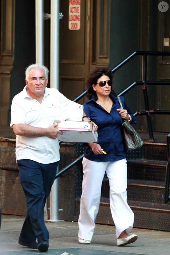 Dans cette épreuve, Anne Sinclair, son épouse de l'époque a été un soutien indéfectible...
Dominique Strauss-Kahn et Anne Sinclair font des courses dans leur quartier de Tribeca le week-end précédant la comparution de Dominique Strauss-Kahn devant le tribunal de New York, NY, USA, le 20 août 2011. Photo par ABACAPRESS.COM