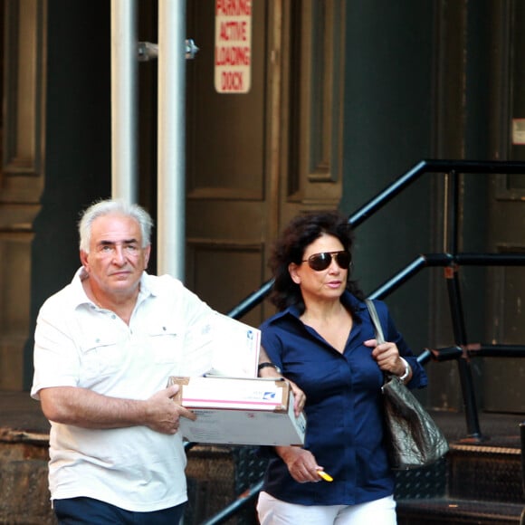 Dans cette épreuve, Anne Sinclair, son épouse de l'époque a été un soutien indéfectible...
Dominique Strauss-Kahn et Anne Sinclair font des courses dans leur quartier de Tribeca le week-end précédant la comparution de Dominique Strauss-Kahn devant le tribunal de New York, NY, USA, le 20 août 2011. Photo par ABACAPRESS.COM