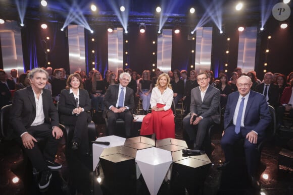 Ce jeudi 11 juillet, Le Grand Échiquier fait son grand retour avec Claire Chazal aux commandes 
François Morel, Anne Roumanoff, Michel Boujenah, Claire Chazal, Dany Boon et Jacques Pessis lors de l'enregistrement de l'émission "Le grand échiquier, Spéciale Raymond Devos", diffusée le 11 juillet à 21h15 sur France 2