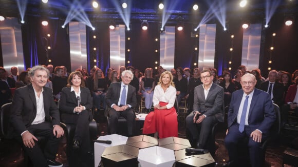 Claire Chazal souligne sa taille de guêpe avec une jupe taille haute flamboyante, face à une foule d'invités de marque