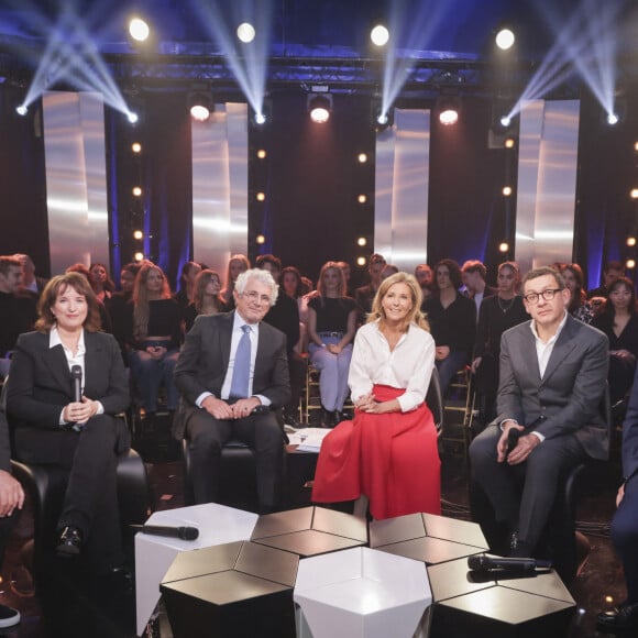 Ce jeudi 11 juillet, Le Grand Échiquier fait son grand retour avec Claire Chazal aux commandes 
François Morel, Anne Roumanoff, Michel Boujenah, Claire Chazal, Dany Boon et Jacques Pessis lors de l'enregistrement de l'émission "Le grand échiquier, Spéciale Raymond Devos", diffusée le 11 juillet à 21h15 sur France 2