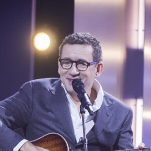 Le comédien Dany Boon participe aussi à l'émission et y performe même une chanson à la guitare.
Dany Boon lors de l'enregistrement de l'émission "Le grand échiquier, Spéciale Raymond Devos", diffusée le 11 juillet à 21h15 sur France 2