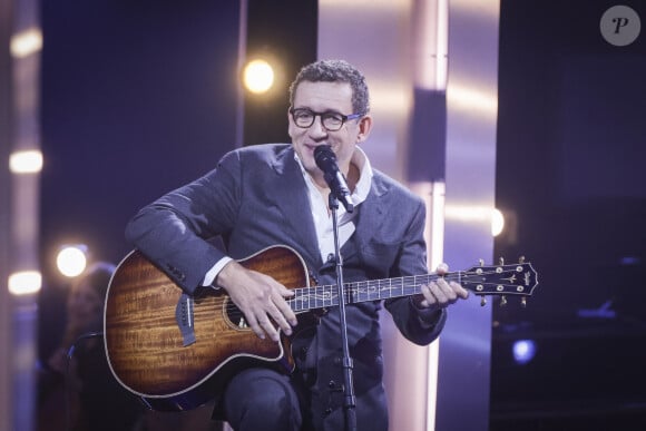 Le comédien Dany Boon participe aussi à l'émission et y performe même une chanson à la guitare.
Dany Boon lors de l'enregistrement de l'émission "Le grand échiquier, Spéciale Raymond Devos", diffusée le 11 juillet à 21h15 sur France 2