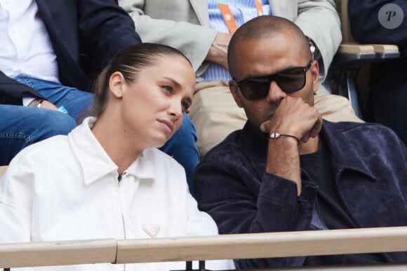 Tony Parker et sa compagne Agathe Teyssier regardent le même match que Alizé Lim, l'ex de Tony Parker lors des Internationaux de France de tennis de Roland Garros le 2 juin 2024 © Moreau / Jacovides / Bestimage