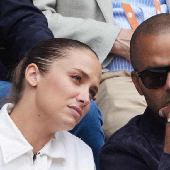 Tony Parker et sa compagne Agathe Teyssier regardent le même match que Alizé Lim, l'ex de Tony Parker lors des Internationaux de France de tennis de Roland Garros le 2 juin 2024 © Moreau / Jacovides / Bestimage