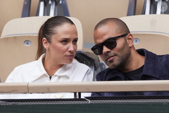 Tony Parker et sa compagne Agathe Teyssier regardent le même match que Alizé Lim, l'ex de Tony Parker lors des Internationaux de France de tennis de Roland Garros le 2 juin 2024 © Moreau / Jacovides / Bestimage