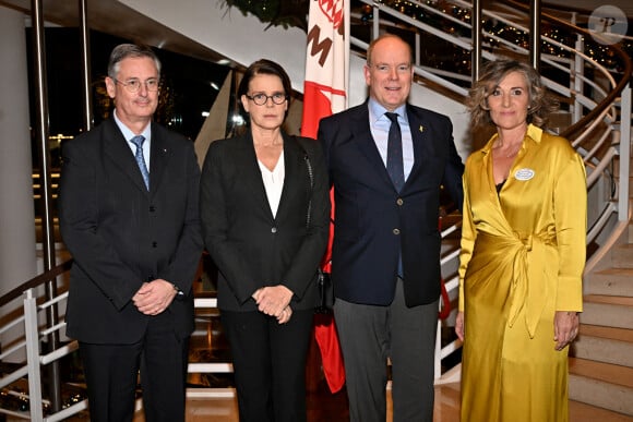 Christophe Robino, le conseiller de gouvernement-ministre pour les affaires sociales et la santé, la princesse Stéphanie de Monaco, le prince Albert II de Monaco et Valérie Barilaro, la présidente de l'association, durant les 30 ans de l'association Ecoute Cancer Réconfort au Yacht Club de Monaco, le 29 novembre 2022