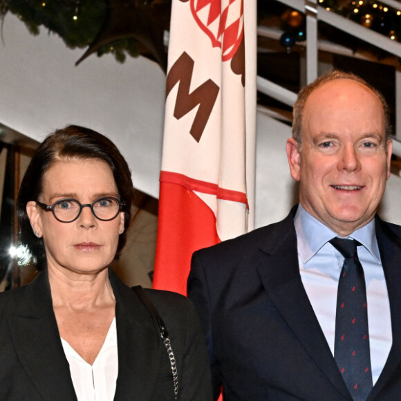 Christophe Robino, le conseiller de gouvernement-ministre pour les affaires sociales et la santé, la princesse Stéphanie de Monaco, le prince Albert II de Monaco et Valérie Barilaro, la présidente de l'association, durant les 30 ans de l'association Ecoute Cancer Réconfort au Yacht Club de Monaco, le 29 novembre 2022