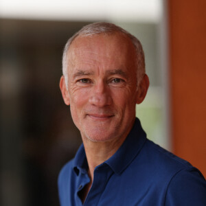 Et ce dernier a eu l'occasion de faire un saut dans le passé grâce à des images d'archives de ses premières télé.
Gilles Bouleau - Célébrités au village des Internationaux de France de tennis de Roland Garros 2024 à Paris le 7 juin 2024. © Jacovides-Moreau/Bestimage