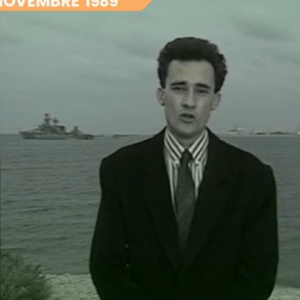 Sur les images retrouvées datant de 1989, il apparaît les cheveux très volumineux et bien noirs.
Gilles Bouleau face à des images de lui datant de 1989 dans la matinale "Bonjour !" de TF1