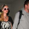 Paris Hilton et son chéri Doug Reinhardt arrivent à l'aéroport de Los Angeles