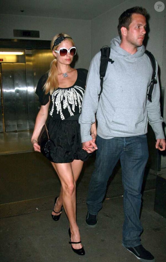 Paris Hilton et son chéri Doug Reinhardt arrivent à l'aéroport de Los Angeles