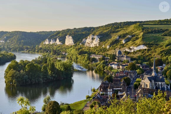 Les Andelys (27) : vue sur la ville des Andelys depuis les hauteurs du site du chateau fort de Chateau Gaillard. Panorama sur le village et la vallee de la Seine, boucle de Seine - Photo by Lachas D/ANDBZ/ABACAPRESS.COM