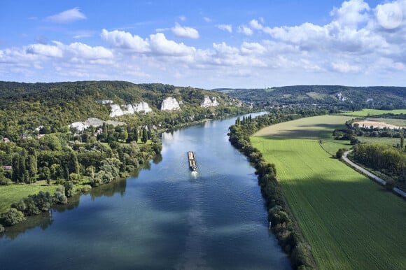 Peniche marchande sur la Seine pres des Andelys (27). Falaise et foret sur les berges de Seine - Photo by Lachas D/ANDBZ/ABACAPRESS.COM