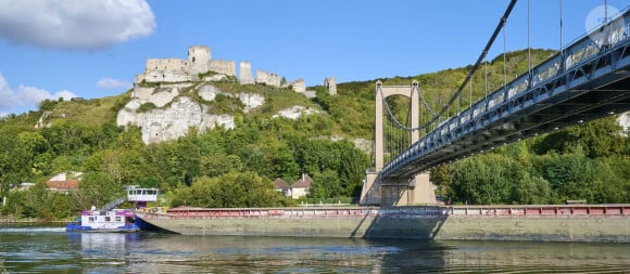 Les Andelys (27) : peniche marchande et pont des Andelys et vue sur le chateau Gaillard - Photo by Lachas D/ANDBZ/ABACAPRESS.COM