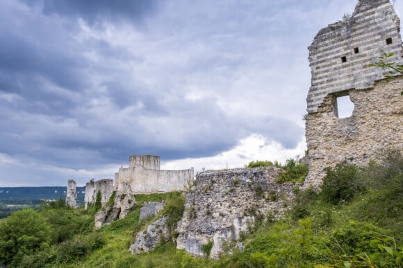 Les Andelys (27) : vue sur le chateau fort de Chateau Gaillard dans la vallee de la Seine aux Andelys. Les ruines de la forteresse medievale edifiee sur les falaises calcaires du bord de Seine au XIIeme siecle (12eme) par le roi Richard Ier, Richard Coeur de Lion - Photo by Matarezo/ANDBZ/ABACAPRESS.COM