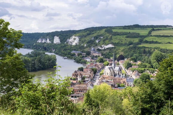 Les Andelys (27) : vue sur la ville des Andelys depuis les hauteurs du site du chateau fort de Chateau Gaillard. Panorama sur le village et la vallee de la Seine, boucle de Seine - Photo by Matarezo/ANDBZ/ABACAPRESS.COM