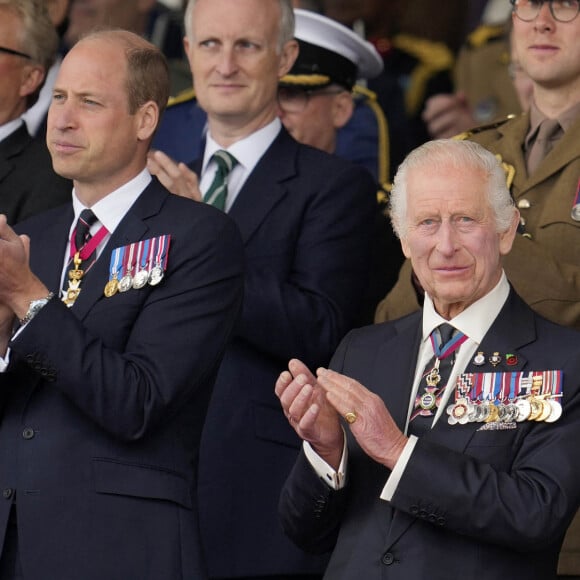 Les deux hommes n'ont jamais semblé aussi proche 
 
Le prince William de Galles, le roi Charles III d'Angleterre et la reine consort Camilla Parker Bowles - La famille royale d'Angleterre lors des commémorations du 80ème anniversaire du débarquement (D-Day) à Portsmouth. Le 5 juin 2024 © Kin Cheung / Mirrorpix / Bestimage