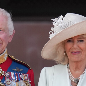 Le roi Charles III d'Angleterre et Camilla Parker Bowles, reine consort d'Angleterre - Les membres de la famille royale britannique au balcon du Palais de Buckingham lors de la parade militaire "Trooping the Colour" à Londres, Royaume Uni, le 15 juin 2024. © Julien Burton/Bestimage